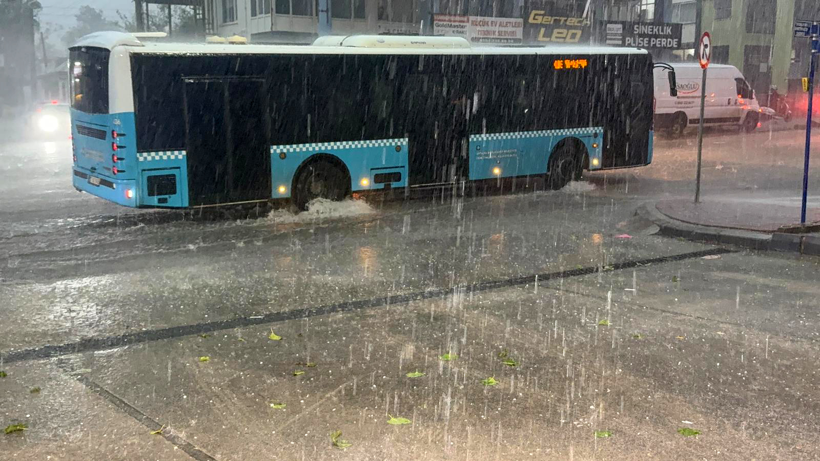   Antalya’da akşam saatlerinde aniden bastıran sağanak ve dolu, kentte