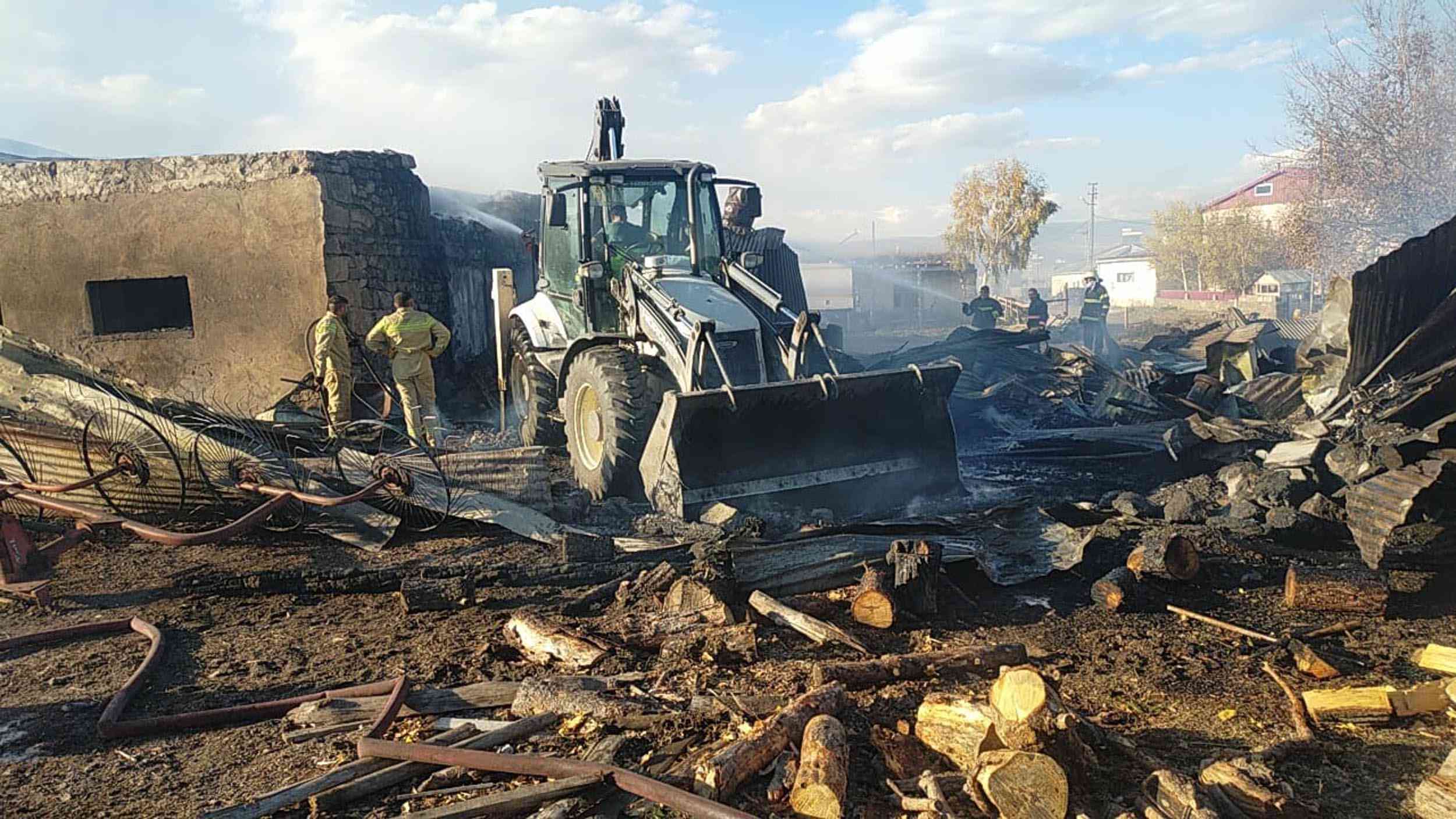 &nbsp; Ardahan’ın merkezine bağlı Akyaka köyünde çıkan yangında, bir ahırda
