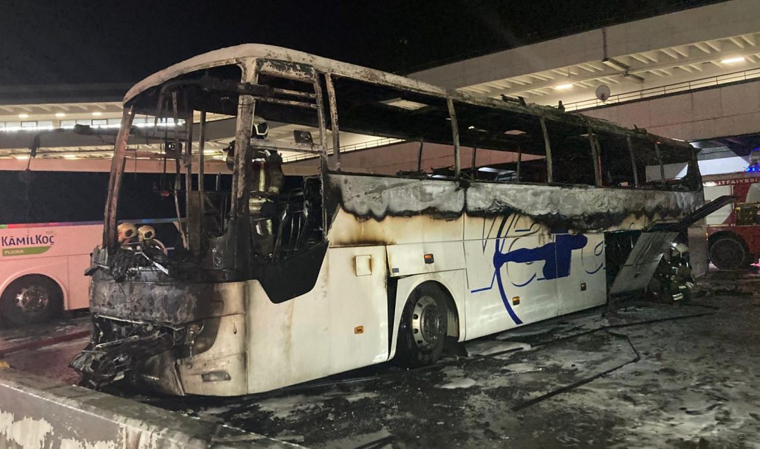 Ankara Şehirler Arası Otobüs Terminali’nde (AŞTİ) park halindeki bir yolcu