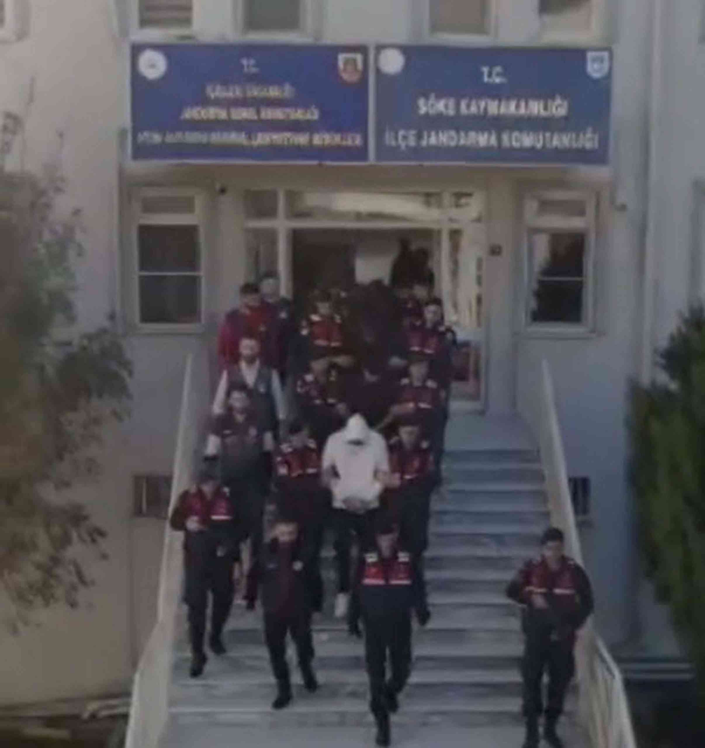 &nbsp; Aydın ve İzmir’de gerçekleştirilen eş zamanlı operasyonda, silahlı tehdit