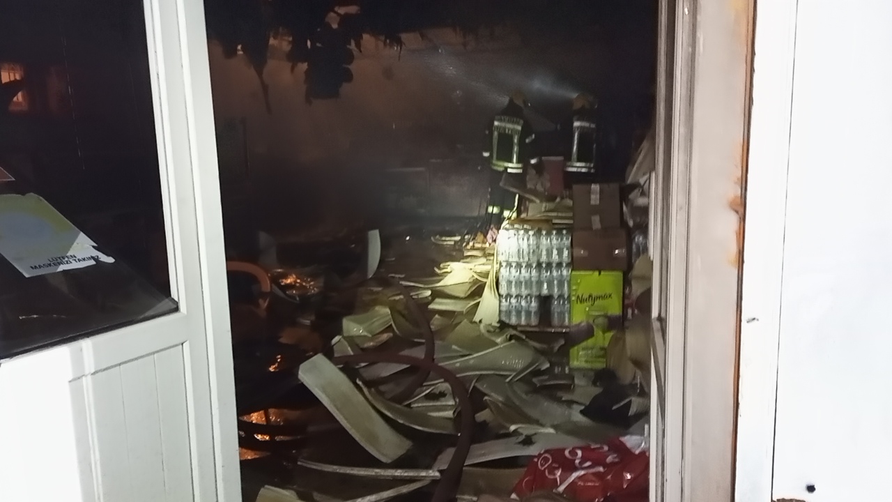   Aydın’ın Nazilli ilçesinde bir ortaokulun kantininde çıkan yangın, itfaiye