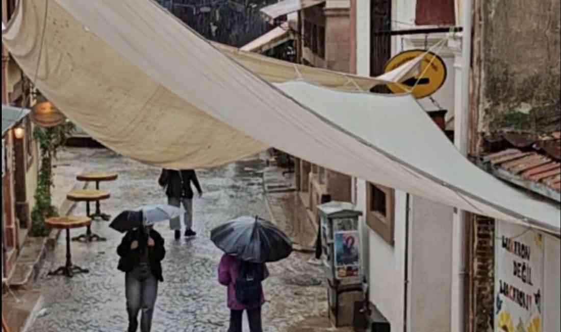 &nbsp; Balıkesir’in Ayvalık ilçesinde son 24 saatte metrekareye 63,8 kilogram