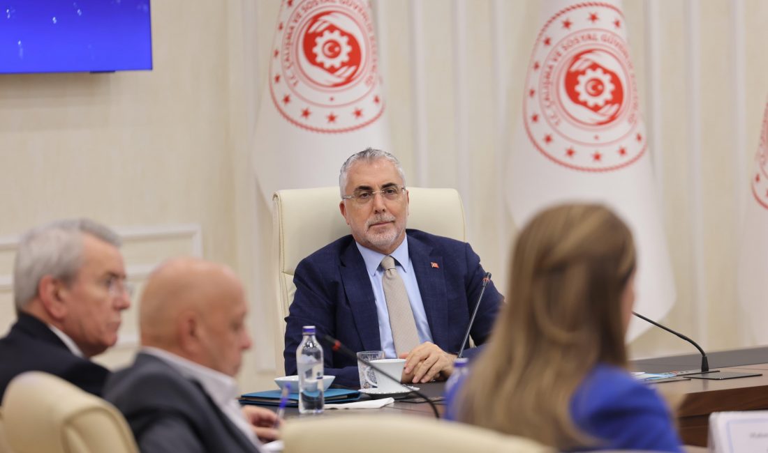   Çalışma ve Sosyal Güvenlik Bakanı Vedat Işıkhan, sendikal faaliyetlerin