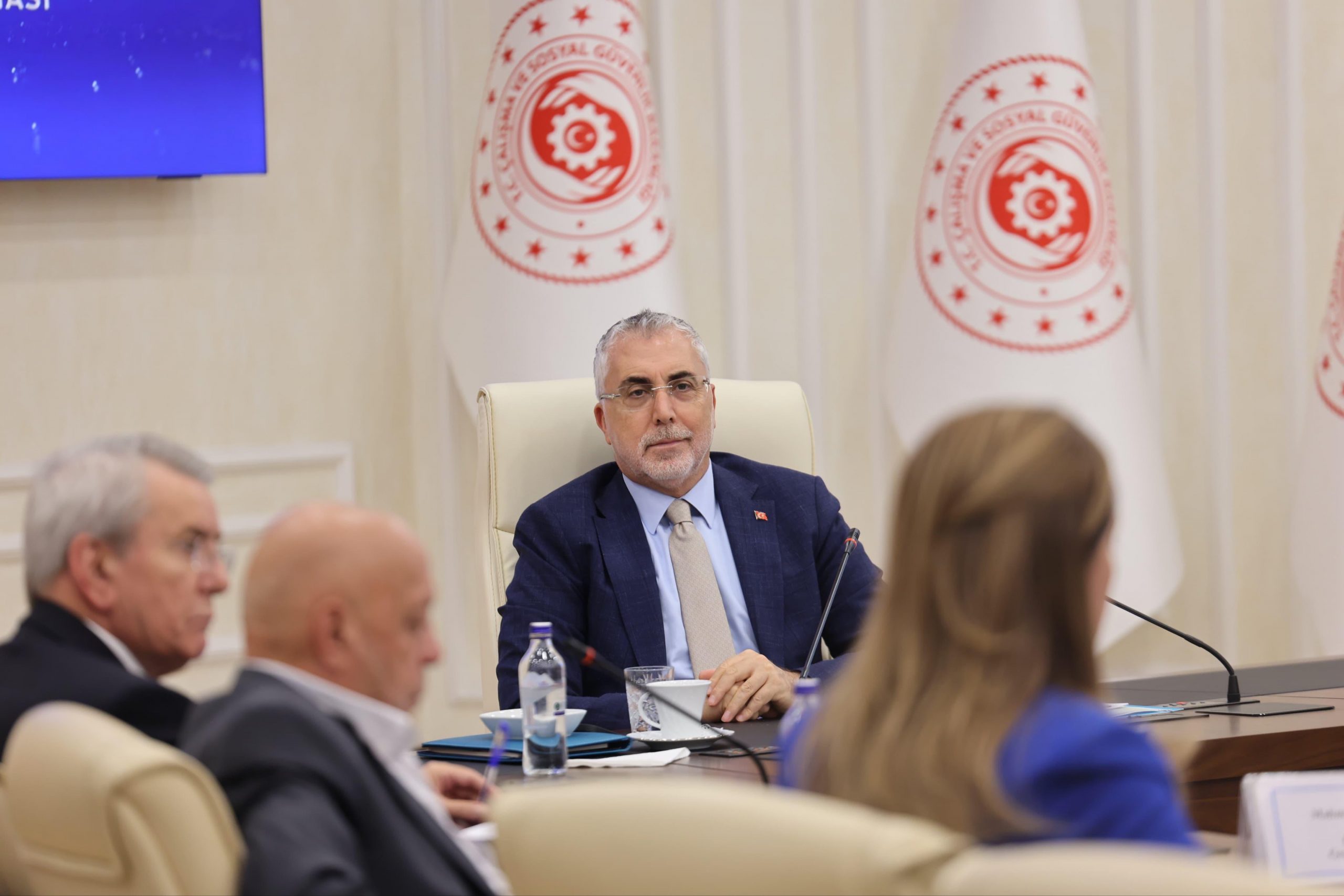   Çalışma ve Sosyal Güvenlik Bakanı Vedat Işıkhan, sendikal faaliyetlerin