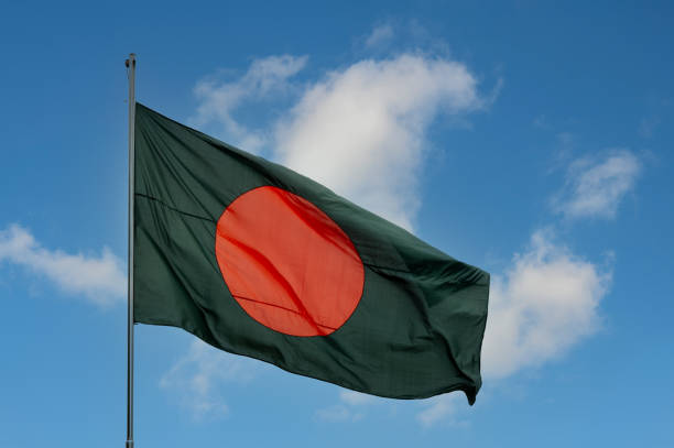 Bangladeş’in başkenti Dakka’da, tekstil fabrikası ve kimyasal depo bulunan bir