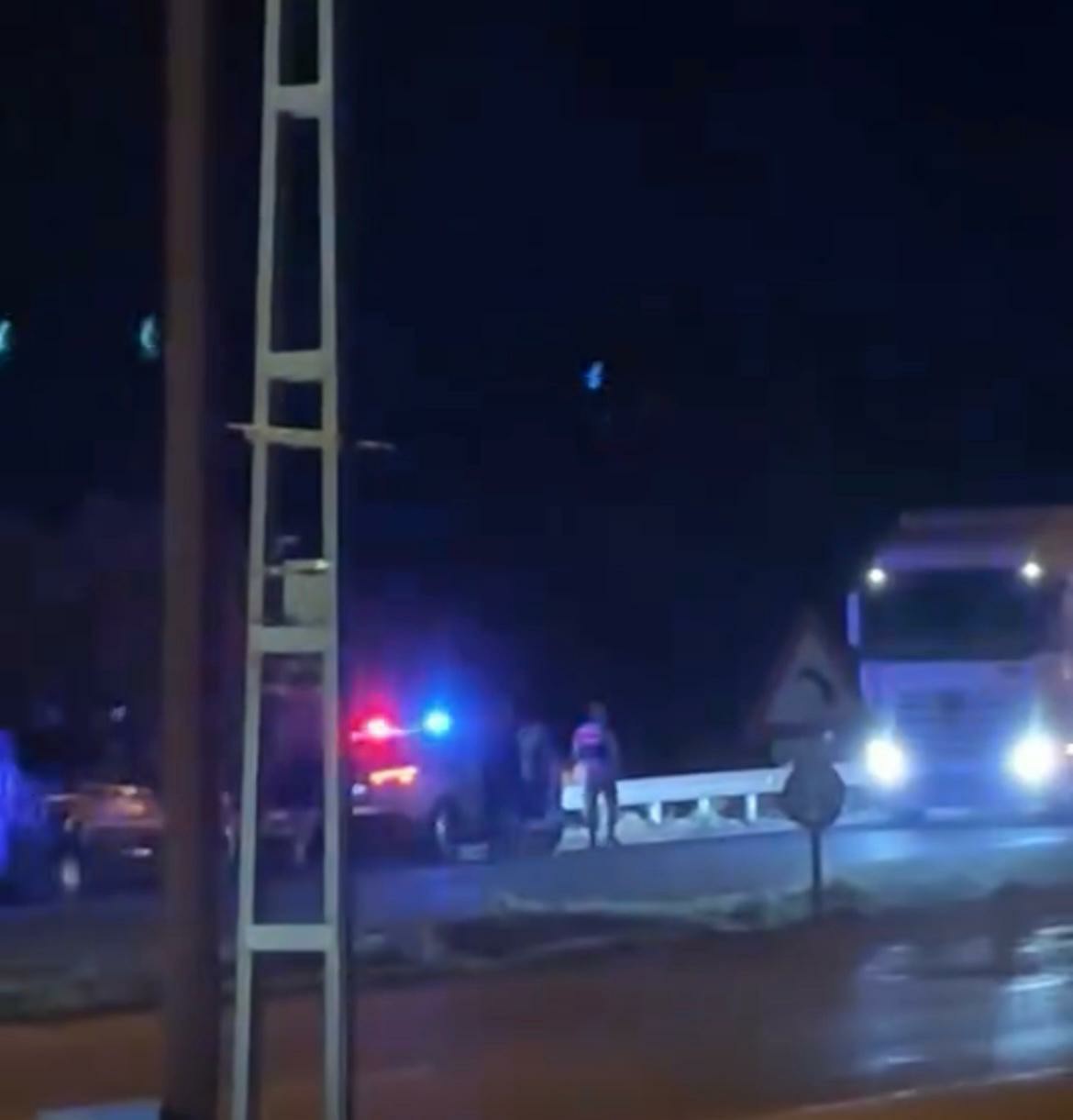 Hatay’ın Yayladağı ilçesinde meydana gelen trafik kazasında, bariyere çarpan otomobilin