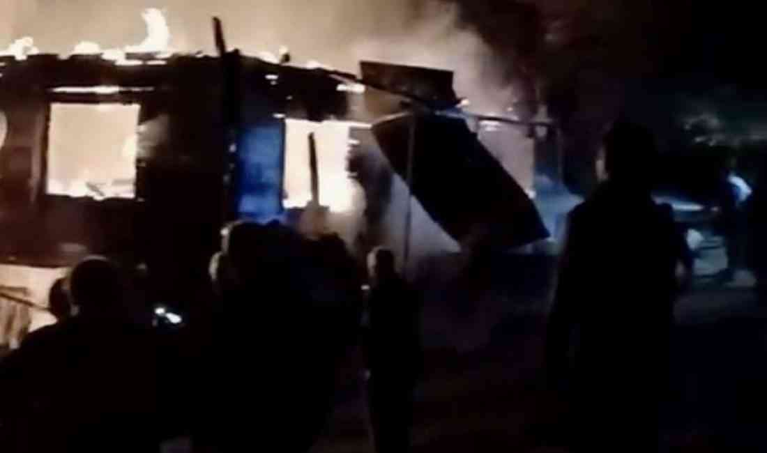 Bartın’ın Ulus ilçesine bağlı Öncüler köyünde gece saatlerinde çıkan yangında