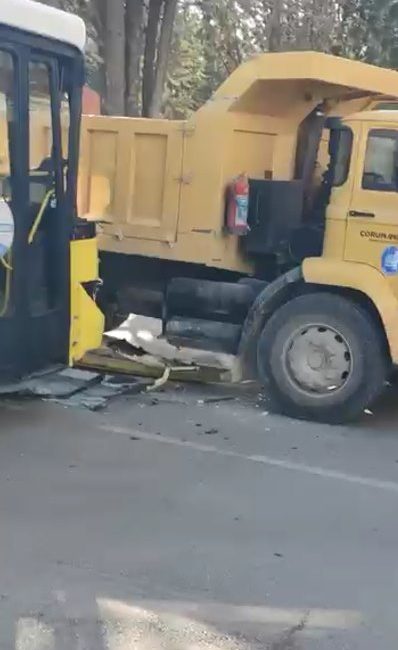 Çorum’da belediye otobüsünün kamyona yandan çarpması sonucu meydana gelen kazada,