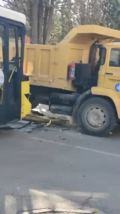 Çorum’da belediye otobüsünün kamyona yandan çarpması sonucu meydana gelen kazada,