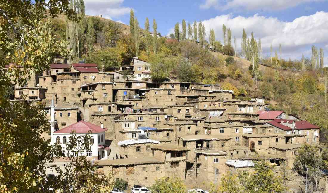 &nbsp; Bitlis Valisi Ahmet Karakaya, Hizan ilçesine bağlı Uzuntaş köyünde