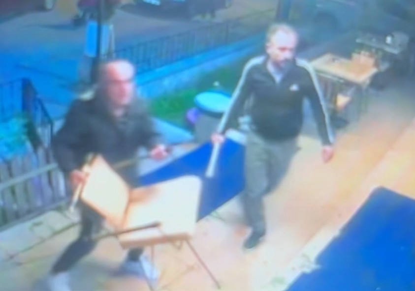 Bolu’da dönerci dükkanına gelen 2 kişi, içeride müşteriler varken iş