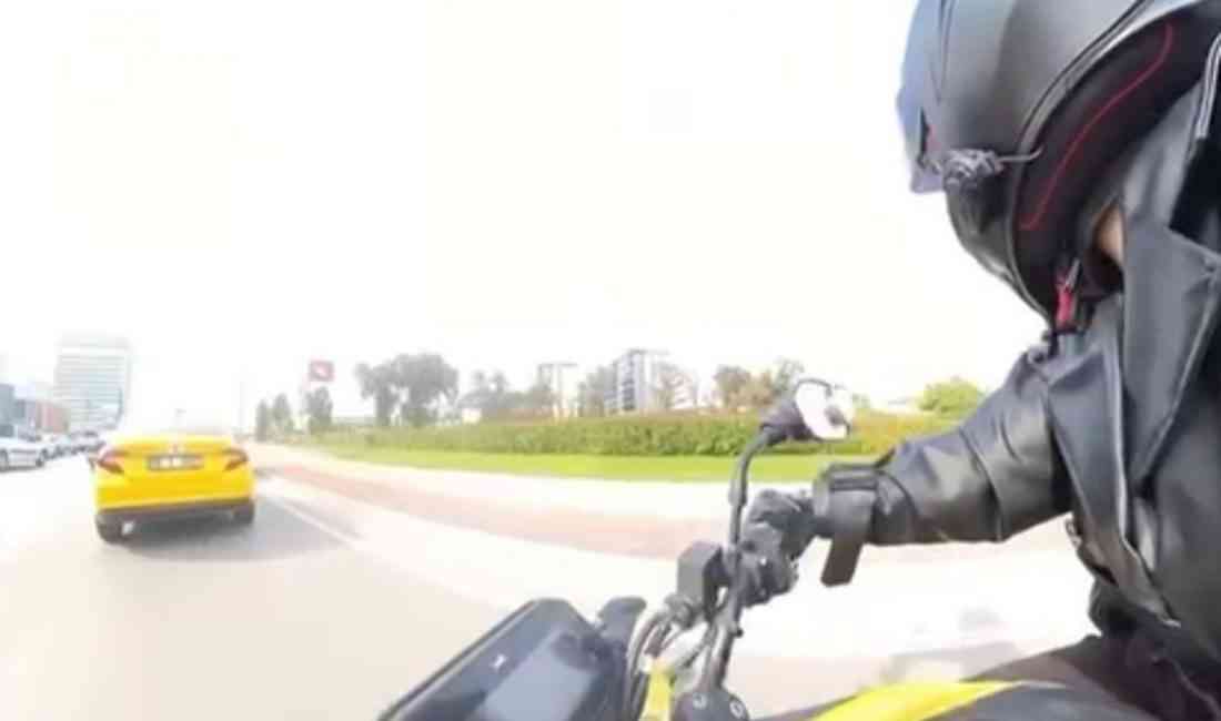 &nbsp; Bursa’nın Nilüfer ilçesinde seyir halindeyken etrafına bakınan motosiklet sürücüsü,