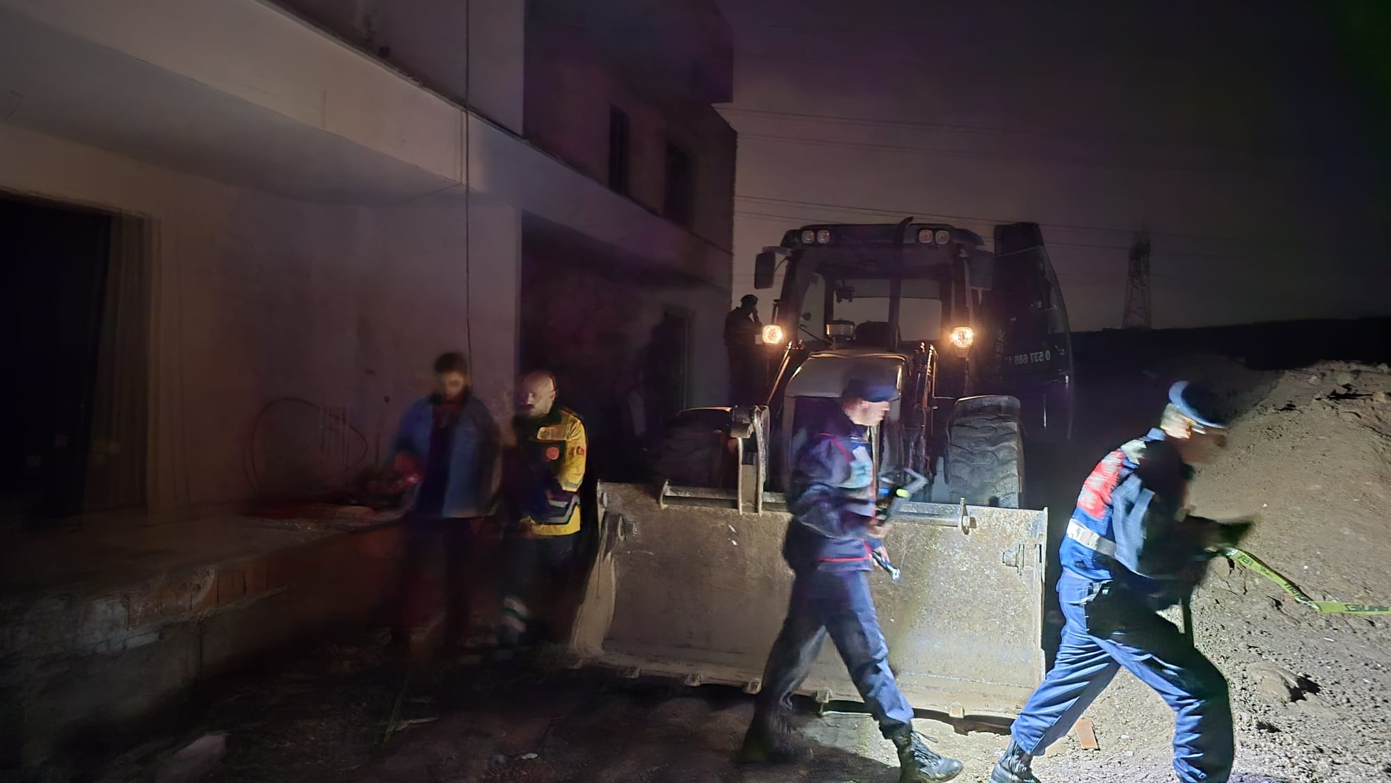 Bursa’nın Mudanya ilçesinde kanalizasyon hattı kazısı sırasında meydana gelen göçükte,