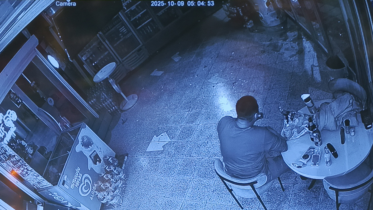   Burdur’un Bağlar Mahallesi’nde bir markete taşla camını kırarak giren