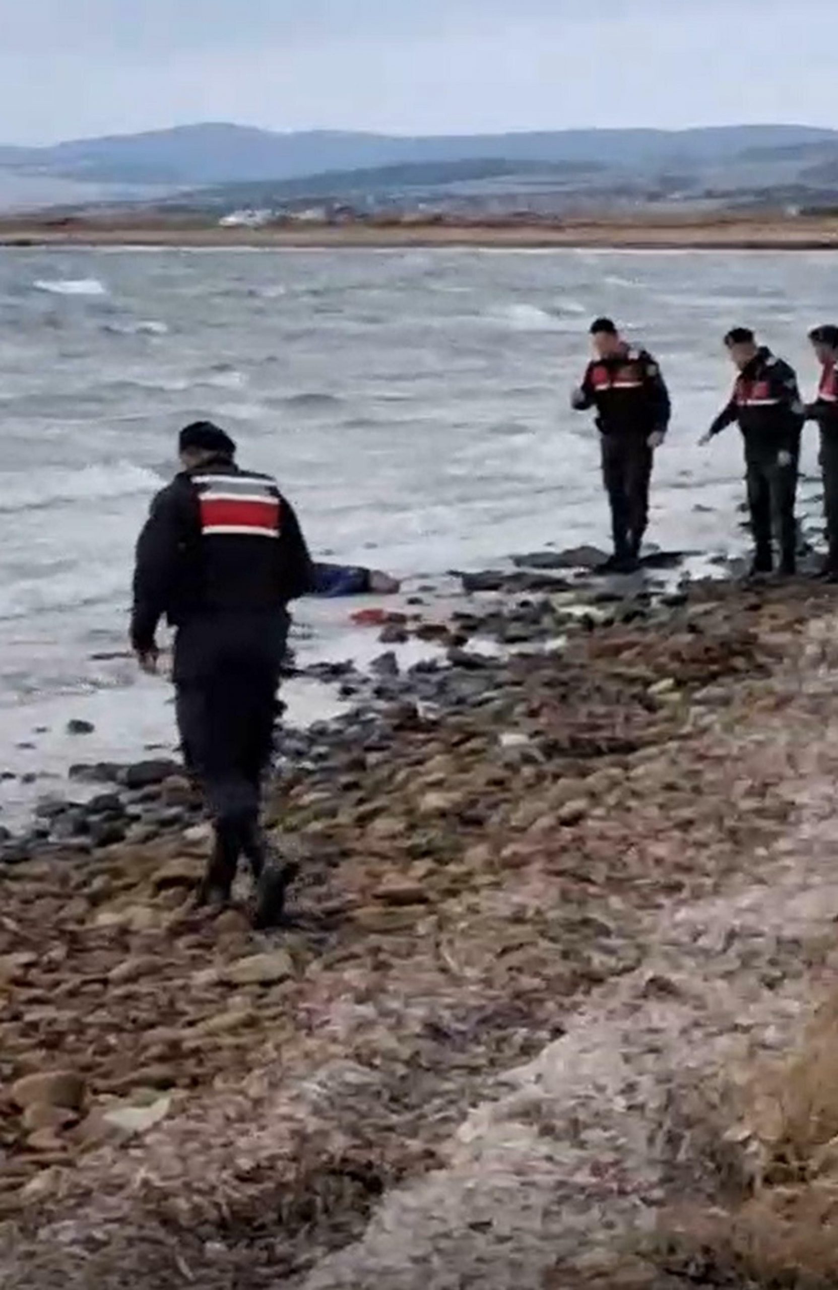 Çanakkale’nin Gelibolu ilçesi açıklarında içerisinde 4 kişinin bulunduğu tekne alabora