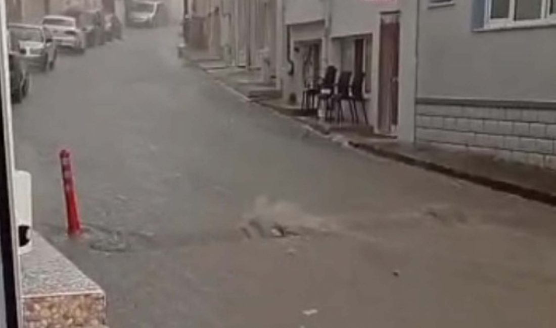 Çanakkale’de Sağanak Yağış Etkili Oldu: Cadde Ve Sokaklar Göle Döndü Çanakkale’de akşam saatlerinde etkili olan sağanak yağış, kentte yaşamı olumsuz