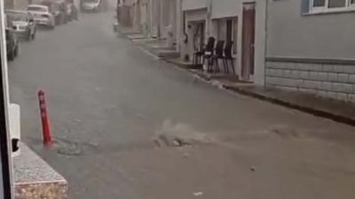 Çanakkale’de akşam saatlerinde etkili olan sağanak yağış, kentte yaşamı olumsuz