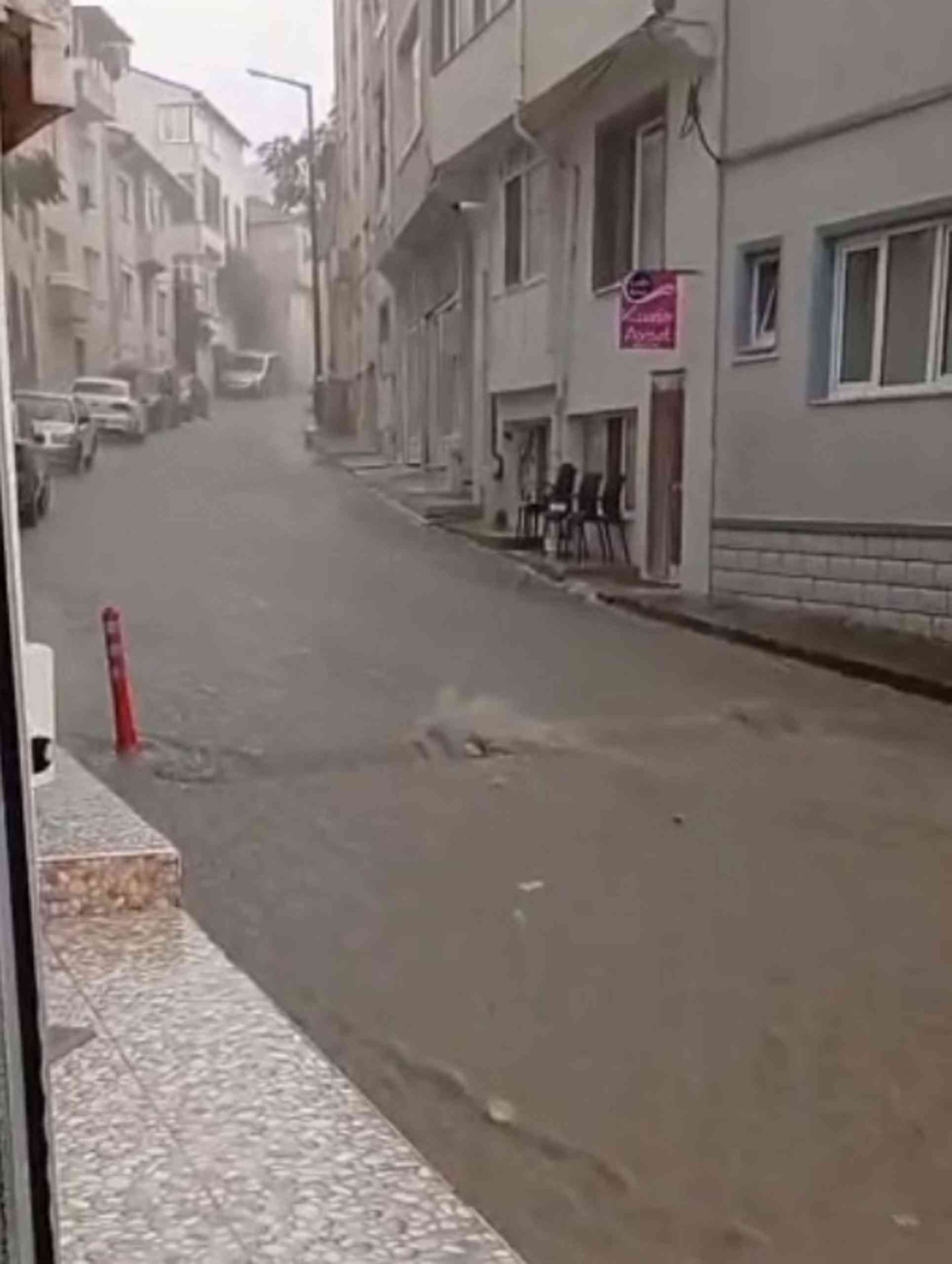 Çanakkale’de akşam saatlerinde etkili olan sağanak yağış, kentte yaşamı olumsuz