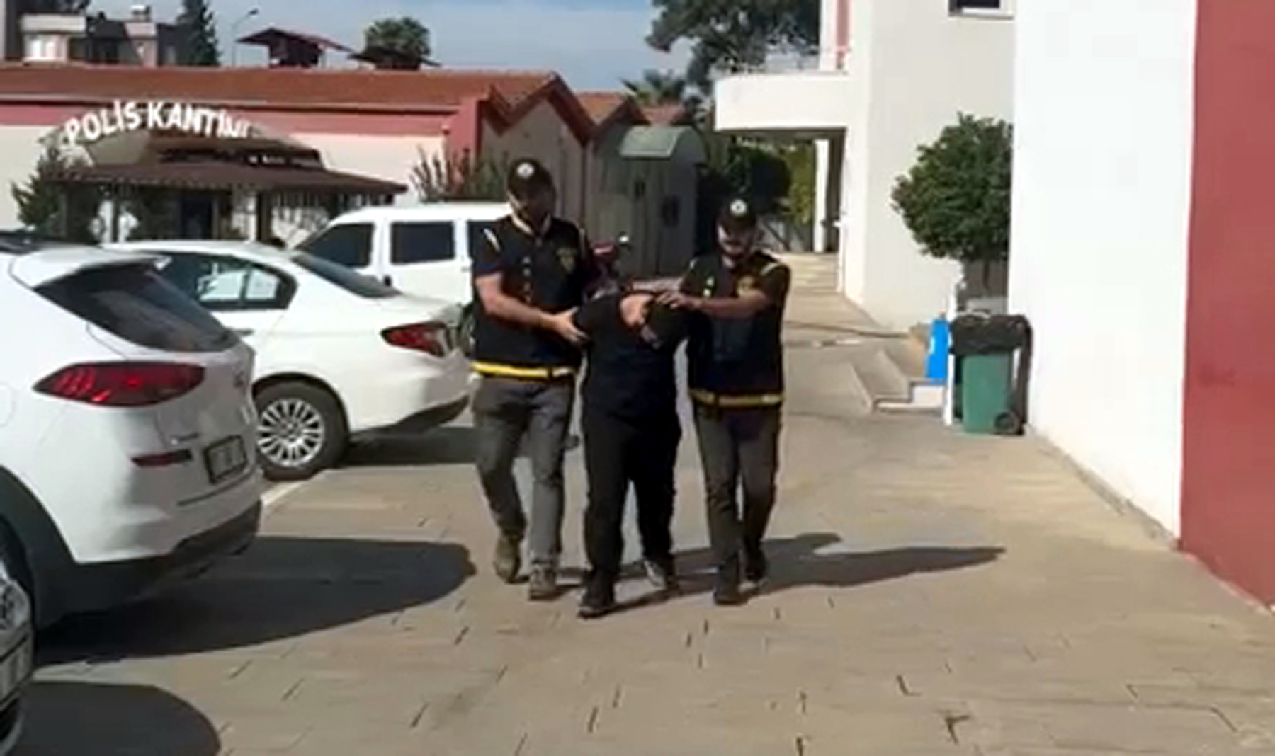   Adana’nın Seyhan ilçesinde çay ocağına silahlı saldırı düzenleyen ve