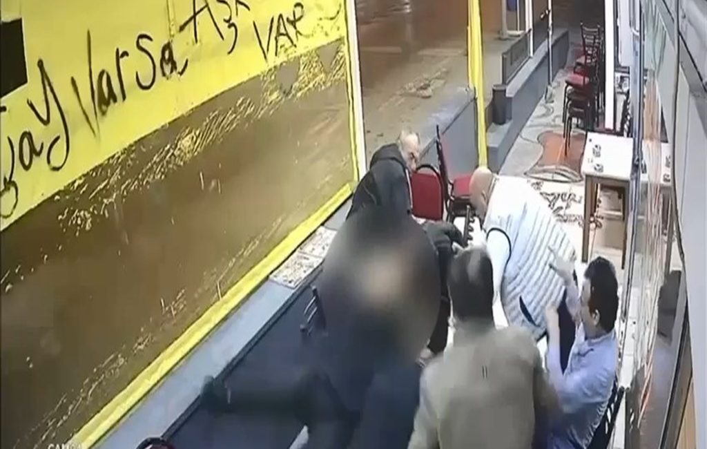 Kocaeli’de Çay Ocağında Silahlı Saldırı: 1 Yaralı, 1 Tutuklama   Kocaeli’nin İzmit ilçesinde çay ocağında oturan husumetlisi U.A.’yı tabancayla