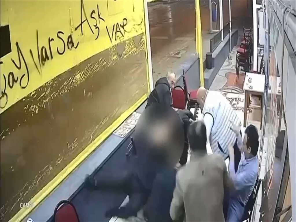   Kocaeli’nin İzmit ilçesinde çay ocağında oturan husumetlisi U.A.’yı tabancayla