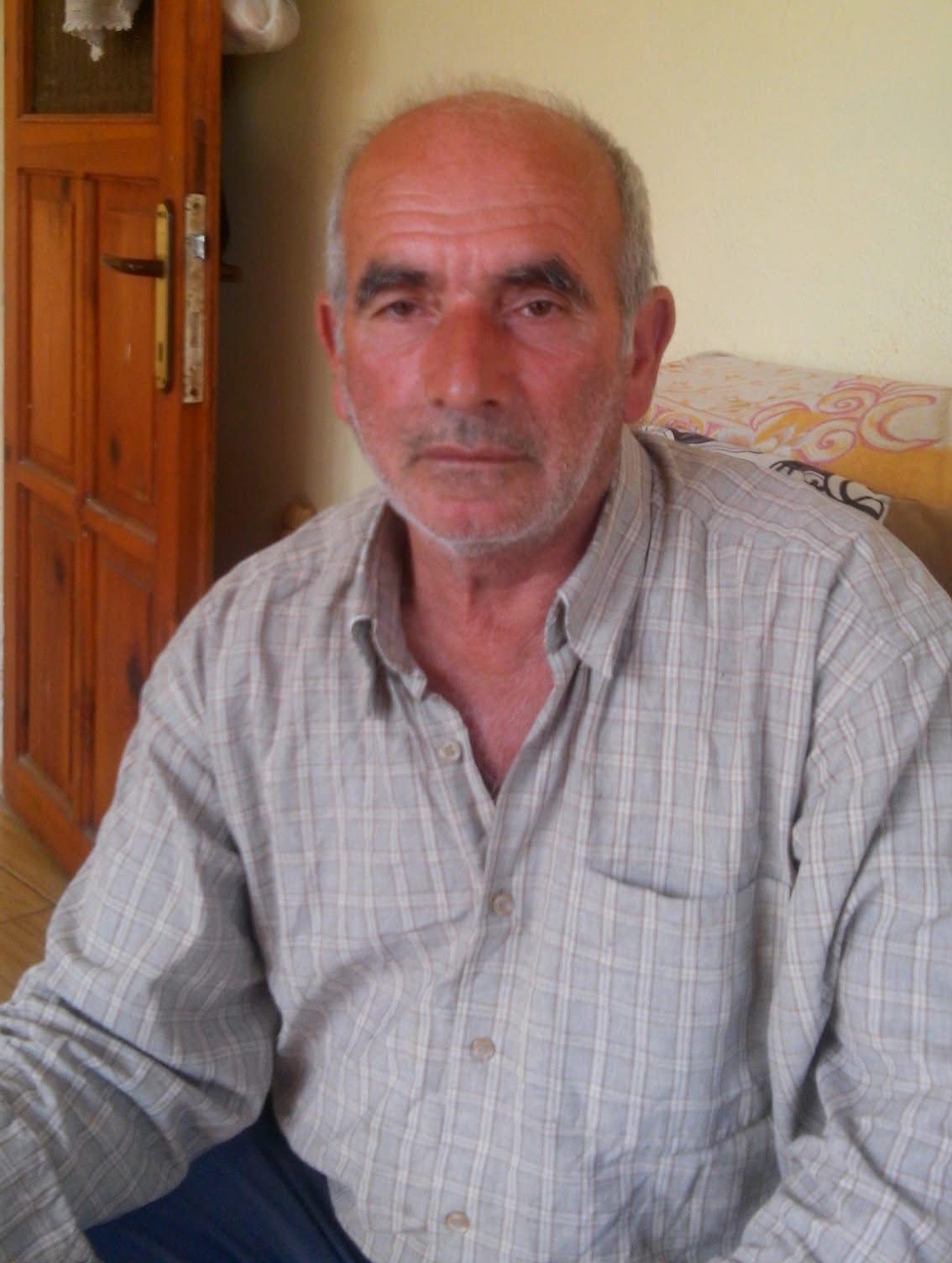   Samsun’un Tekkeköy ilçesinde, yol kenarında koyun sürüsünü götüren çoban