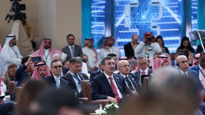   Cumhurbaşkanı Yardımcısı Cevdet Yılmaz, Suudi Arabistan’ın başkenti Riyad’da gerçekleştirilen