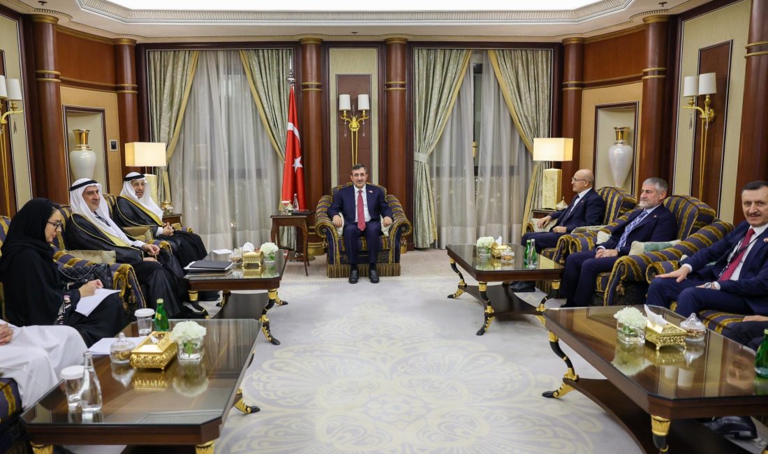Cevdet Yılmaz, Riyad’da Suudi Arabistan Yatırım Bakanı Halid El-Falih İle Görüştü   Cumhurbaşkanı Yardımcısı Cevdet Yılmaz, Suudi Arabistan’ın başkenti Riyad’da düzenlenen