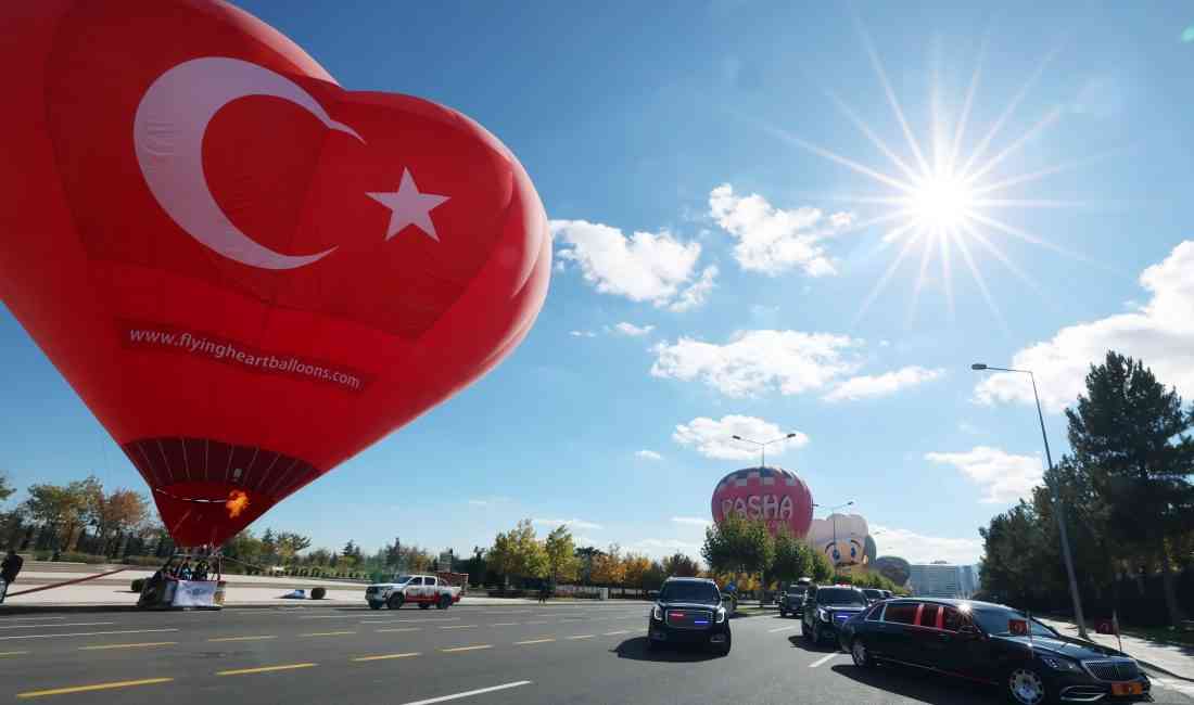 Ankara’da, Cumhuriyet’in 102’nci yılı kutlamaları kapsamında Cumhurbaşkanlığı Külliyesi’nde sıcak hava