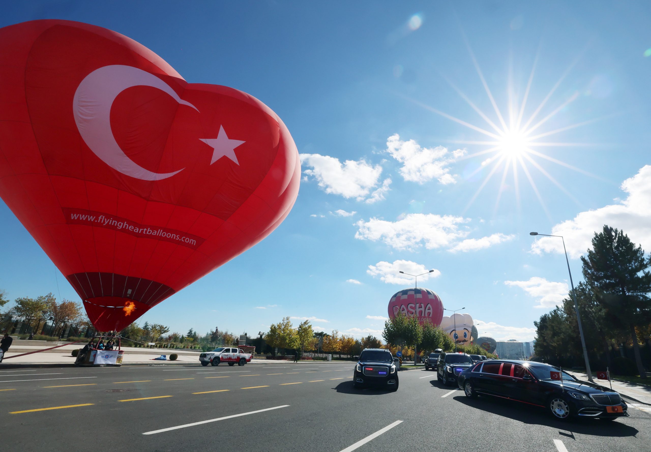 Ankara’da, Cumhuriyet’in 102’nci yılı kutlamaları kapsamında Cumhurbaşkanlığı Külliyesi’nde sıcak hava