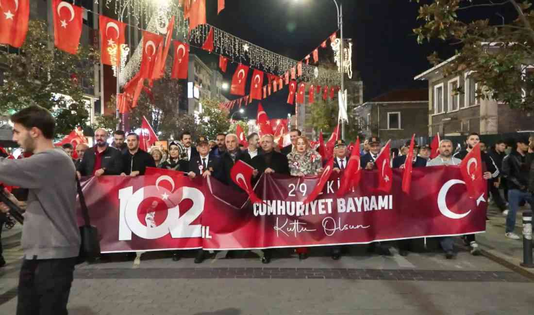Cumhuriyetin 102’nci yılı dolayısıyla İstanbul’un Ümraniye ilçesinde düzenlenen fener alayı