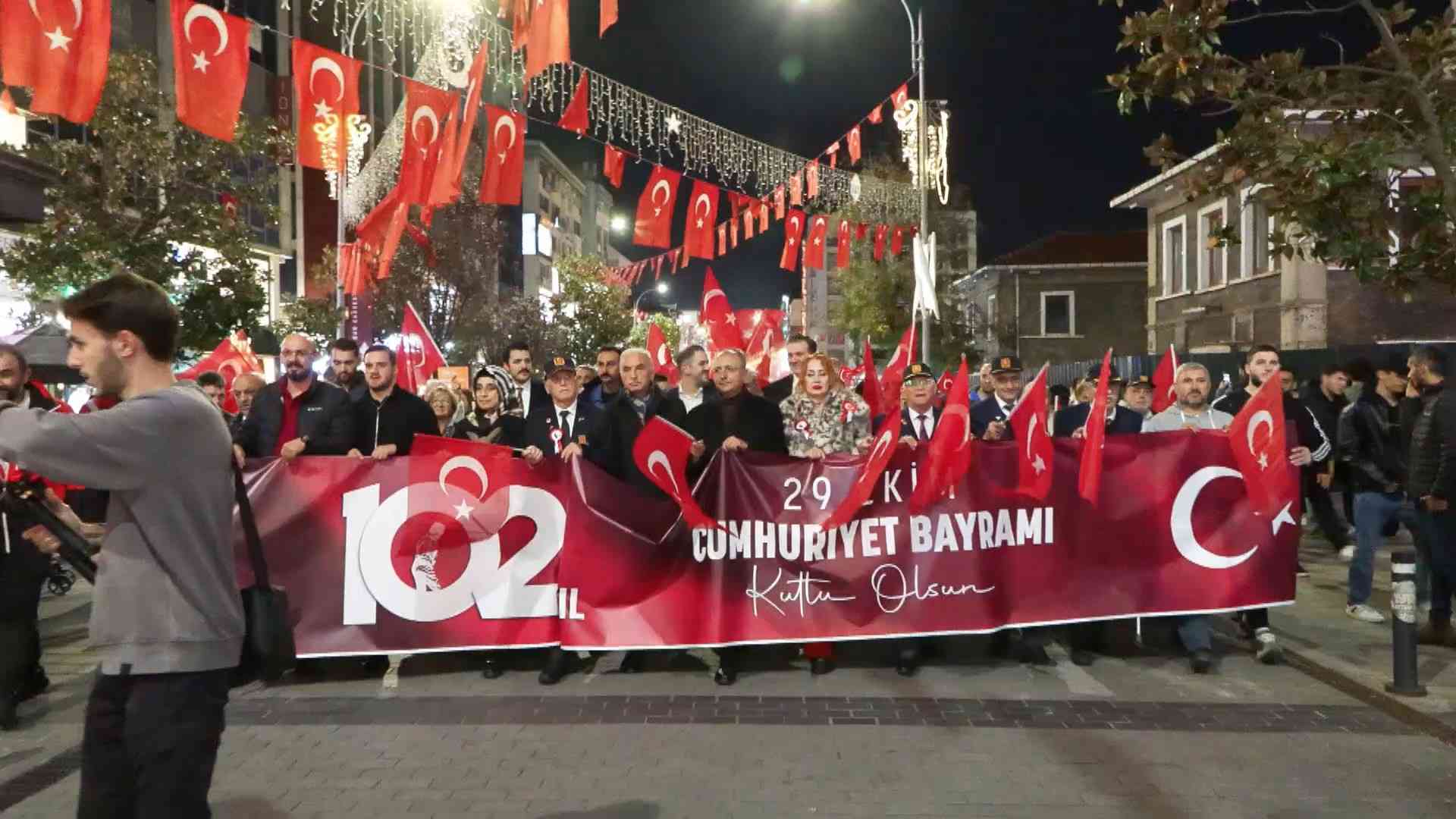 Cumhuriyetin 102’nci yılı dolayısıyla İstanbul’un Ümraniye ilçesinde düzenlenen fener alayı
