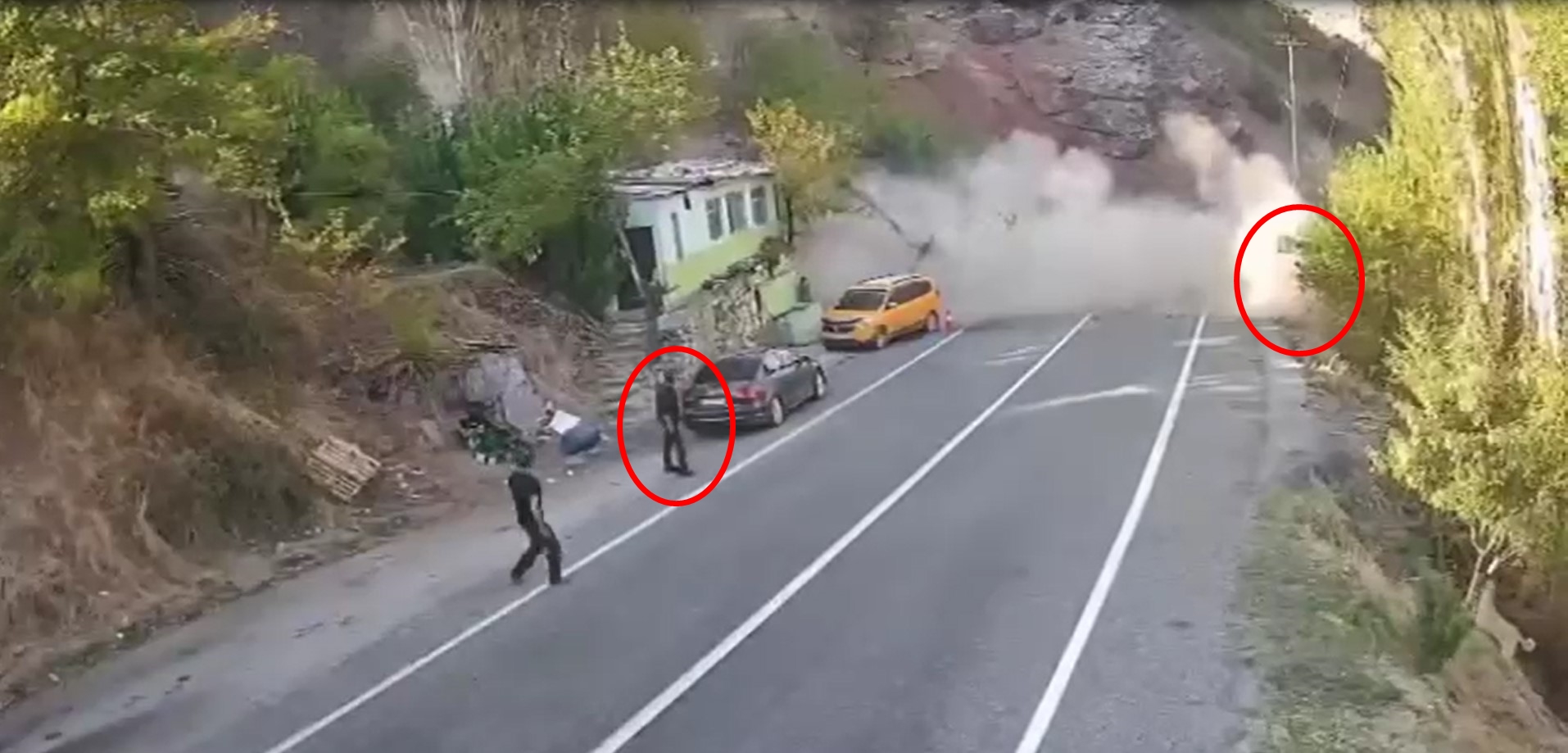   Tunceli-Erzincan kara yolunda, dağdan kopan kaya parçaları park halindeki
