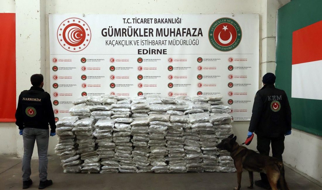 Edirne Sınır Kapılarında 590 Kilo Uyuşturucu Ele Geçirildi Edirne’de Kapıkule ve İpsala sınır kapılarında düzenlenen operasyonlarda toplam 524