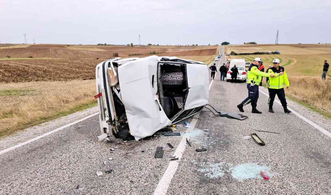 Edirne-Süloğlu kara yolunda iki otomobilin karıştığı kazada 3 kişi yaralandı.