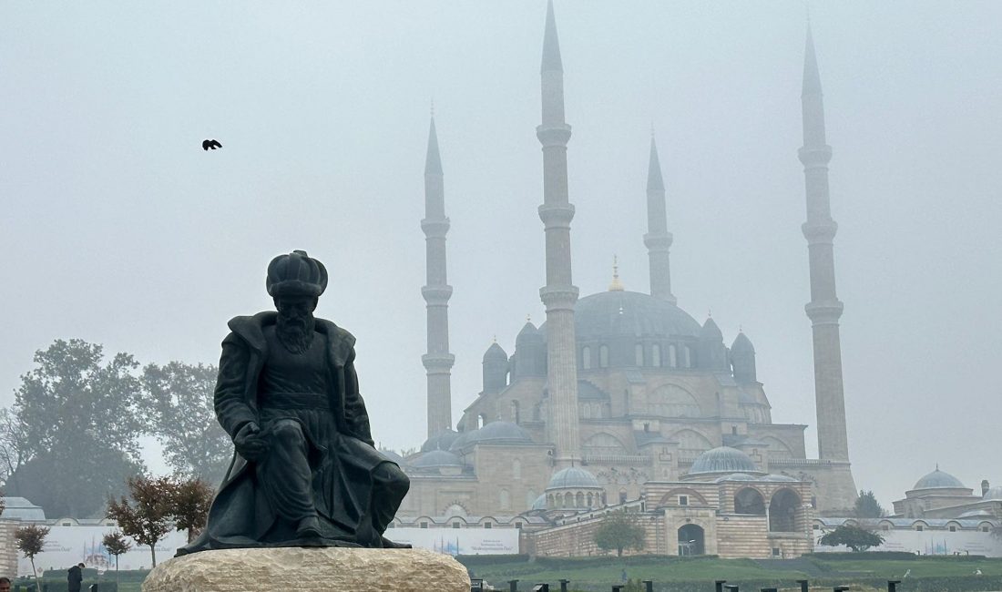   Edirne’de sabah saatlerinden itibaren etkili olan yoğun sis, şehir