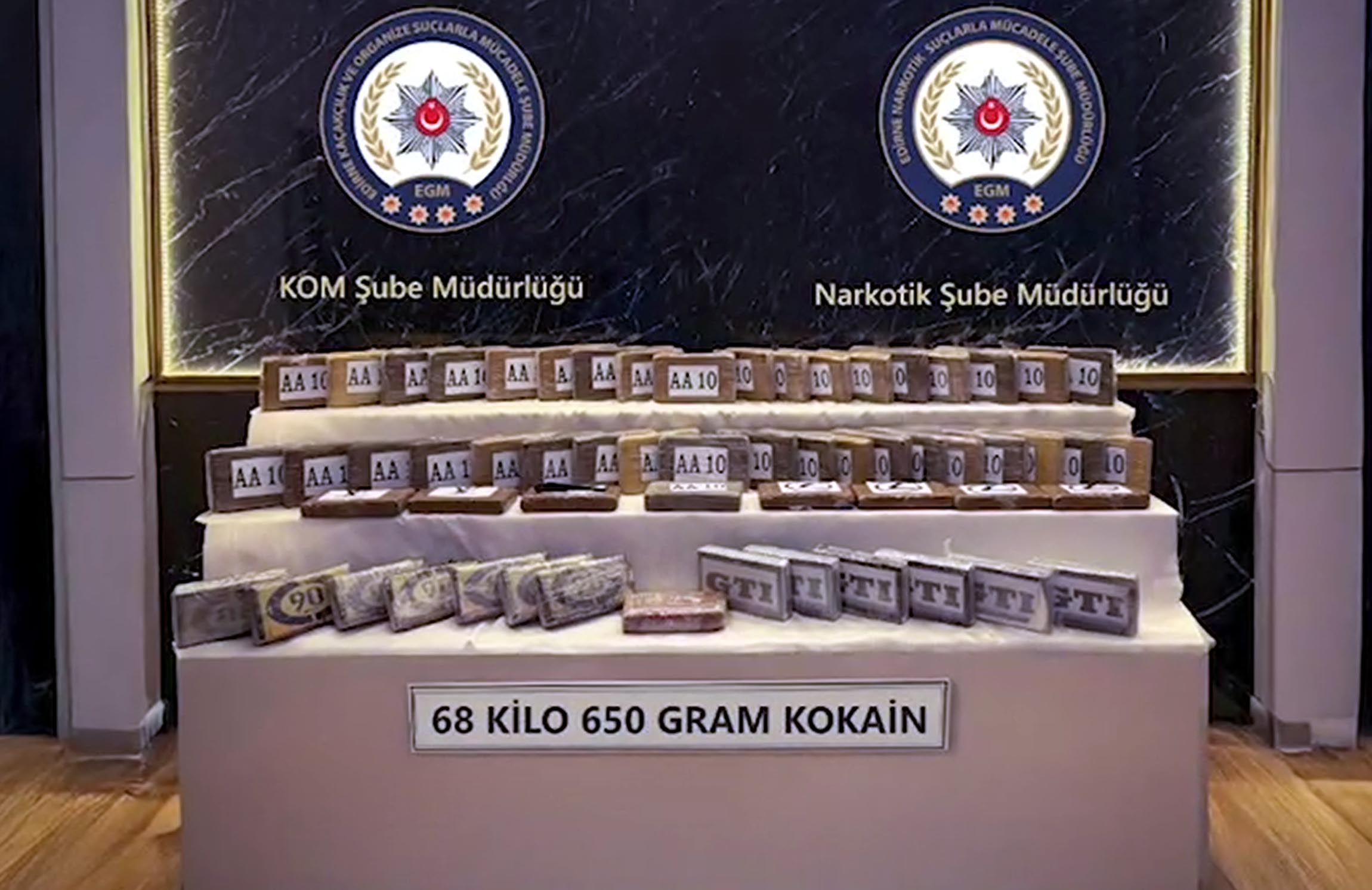 Edirne’de polis ekiplerince düzenlenen operasyonda, bir TIR’da yapılan aramada 68