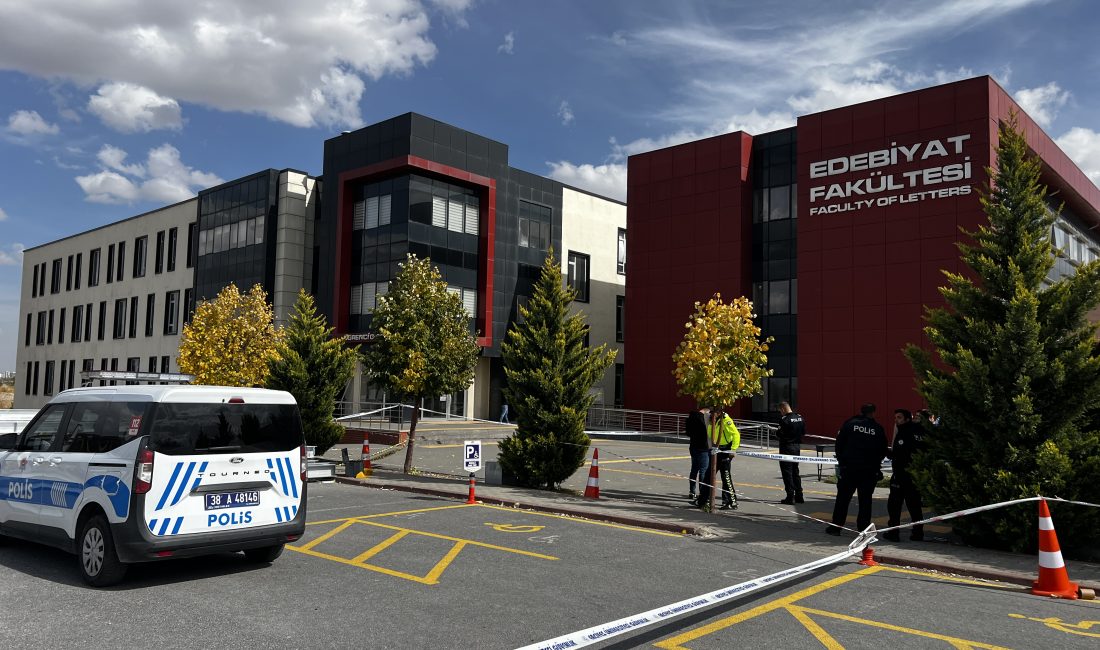   Kayseri’de Erciyes Üniversitesi Edebiyat Fakültesi önünde eski eşi Ferhat