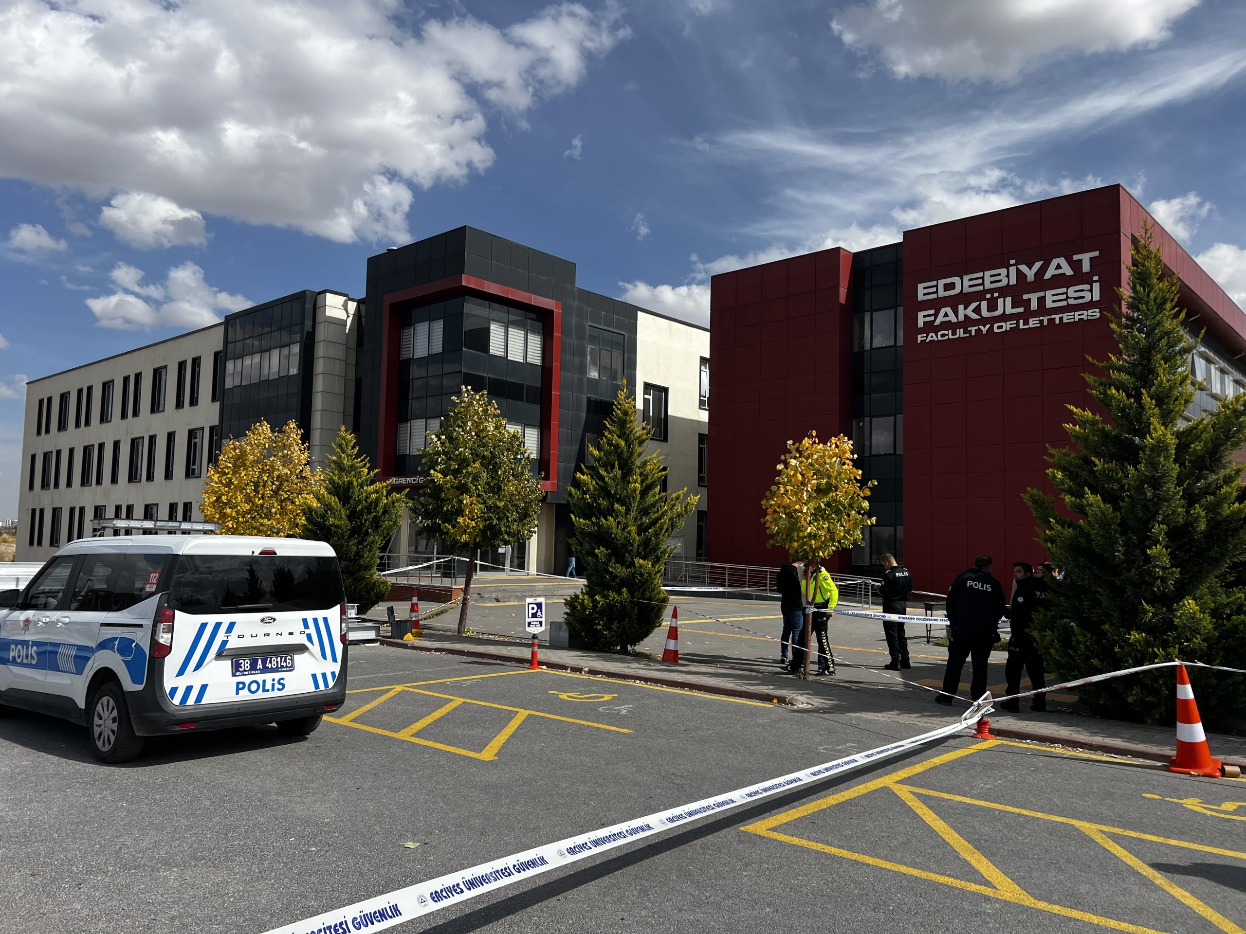   Kayseri’de Erciyes Üniversitesi Edebiyat Fakültesi önünde eski eşi Ferhat