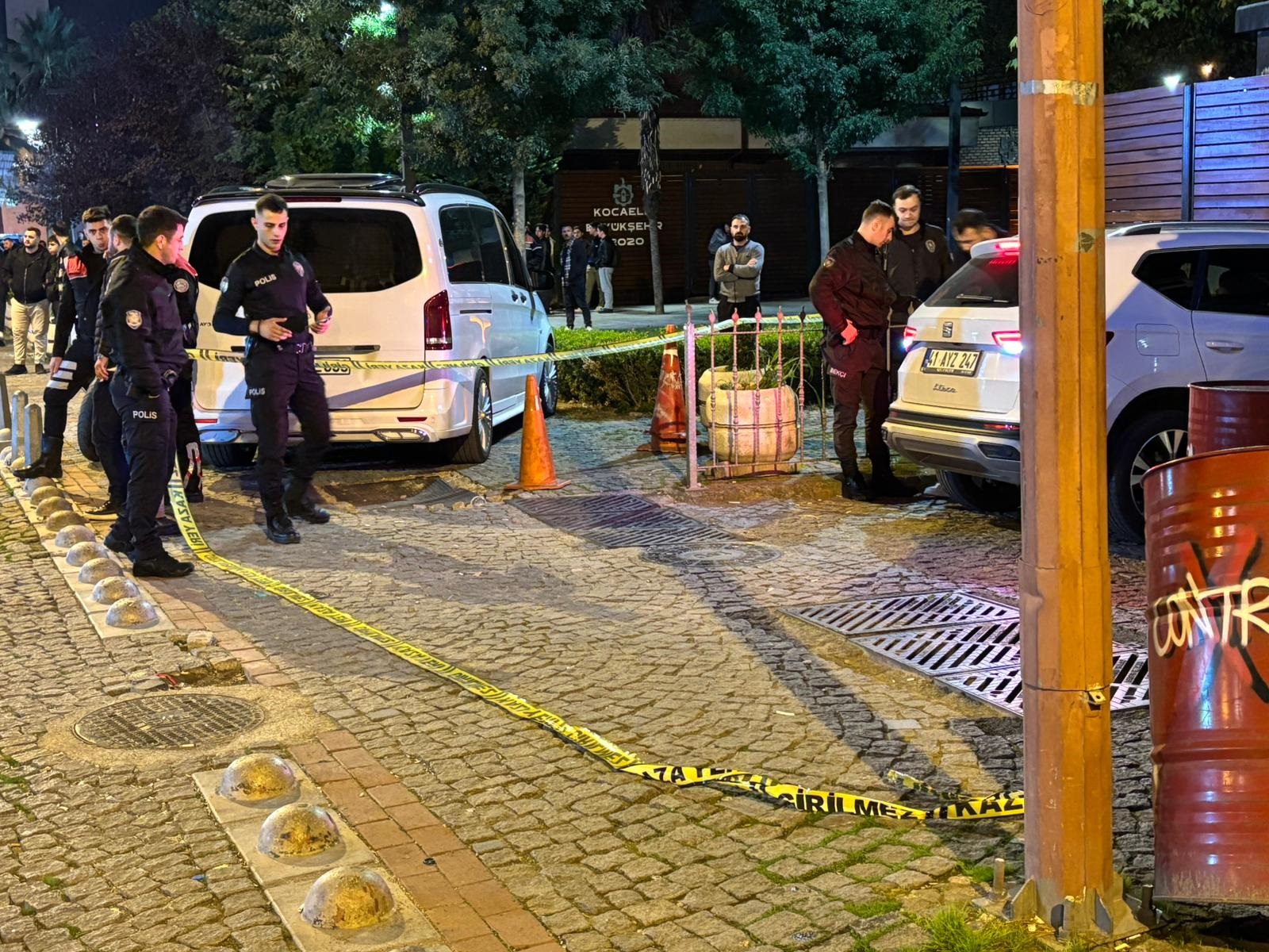   Kocaeli’nin İzmit ilçesinde bir eğlence mekanında çıkan tartışmanın silahlı