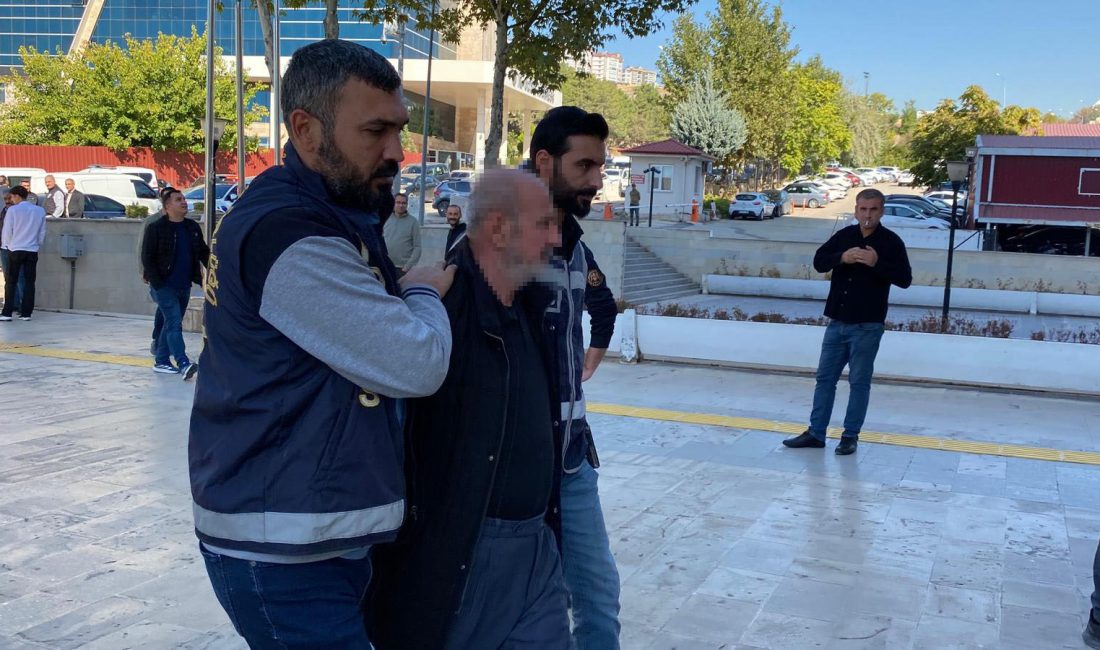   Elazığ’da gazeteci Mehmet Nafiz Koca, iş yerinin önünde oturduğu
