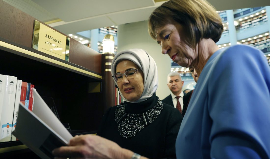 Emine Erdoğan, Almanya Başbakanı’nın Eşi Charlotte Merz’i Cumhurbaşkanlığı Millet Kütüphanesi’nde Ağırladı Cumhurbaşkanı Recep Tayyip Erdoğan’ın eşi Emine Erdoğan, Türkiye’ye resmi ziyarette