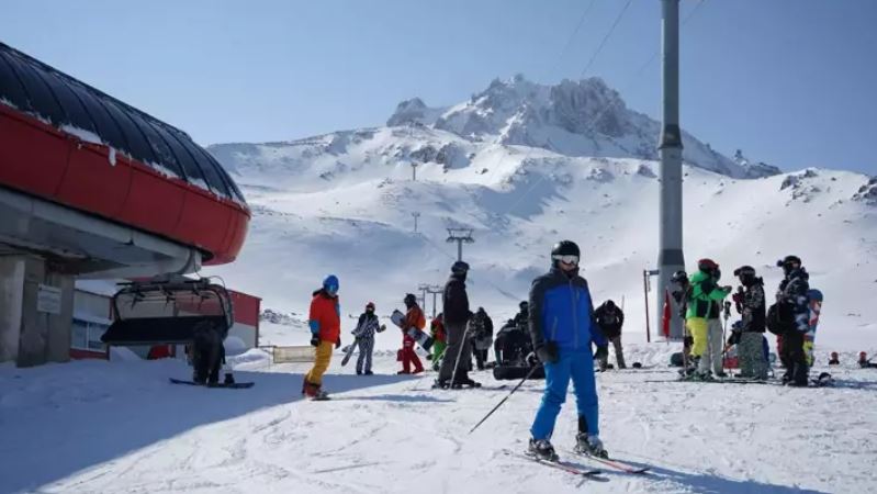 Türkiye’nin önde gelen kış turizm merkezlerinden Erciyes Kayak Merkezi, yeni