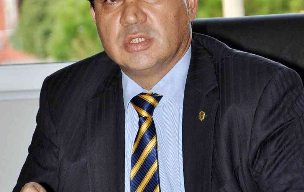 Antalya’nın Kemer ilçesinde, eski Belediye Başkanı Mustafa Gül, bir esnafın