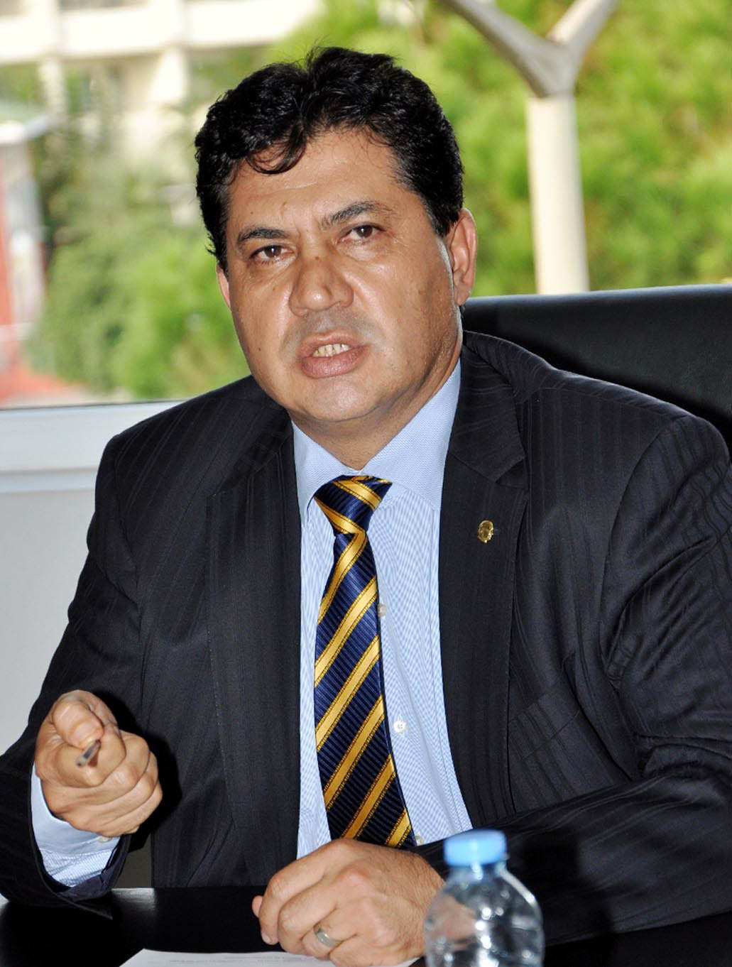 Antalya’nın Kemer ilçesinde, eski Belediye Başkanı Mustafa Gül, bir esnafın