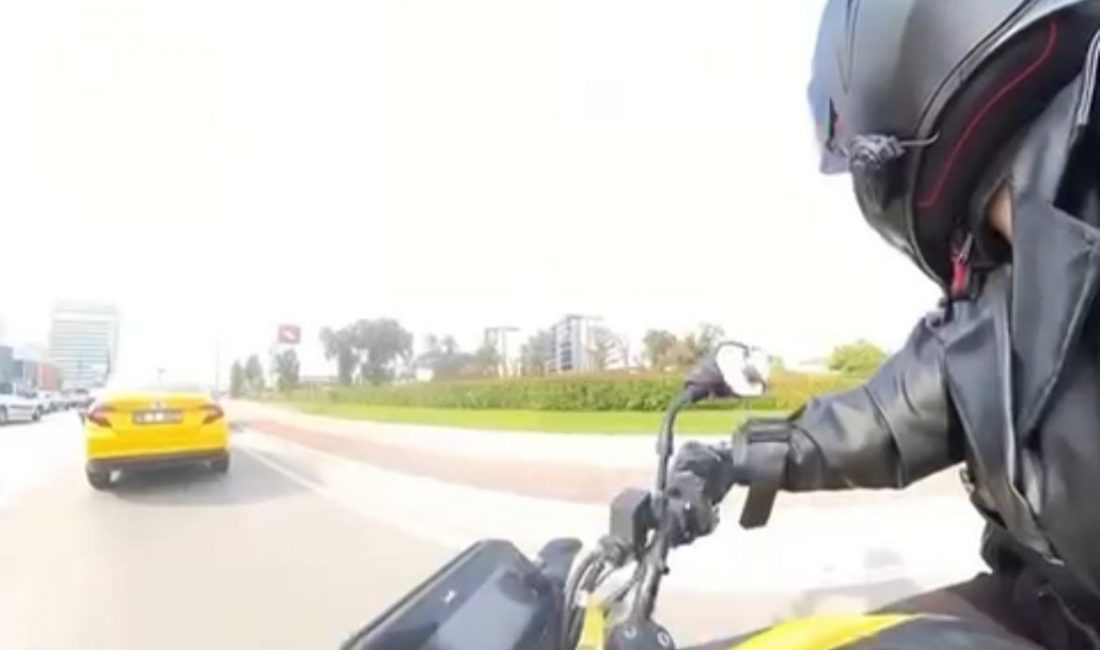 Bursa’da Motosiklet Sürücüsü Duran Taksiye Çarptı: Kaza Kamerada   Bursa’nın Nilüfer ilçesinde, seyir halindeyken etrafına bakınan motosiklet sürücüsü,