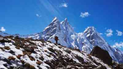 &nbsp; Everest Dağı’nın doğu yamaçlarında etkili olan şiddetli kar fırtınası,