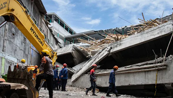 Endonezya’nın Doğu Cava eyaletinde izinsiz yapılan ek inşaat nedeniyle çöken
