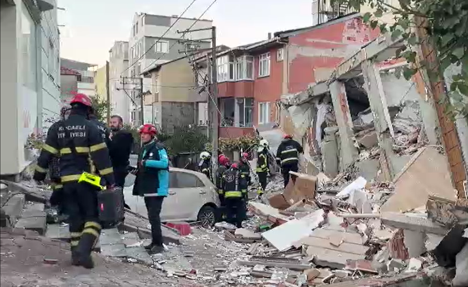 Kocaeli’nin Gebze ilçesinde sabah saatlerinde 6 katlı bir bina çöktü.