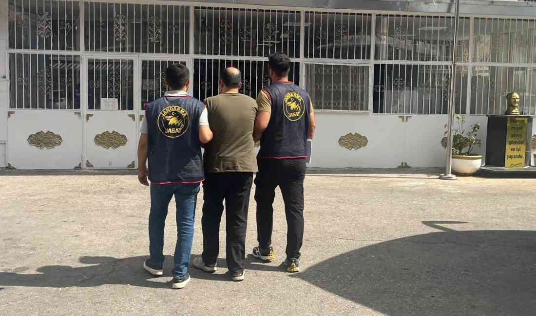 Gaziantep’te, FETÖ üyeliğinden kesinleşmiş hapis cezası bulunan İ.B., jandarma ekiplerince